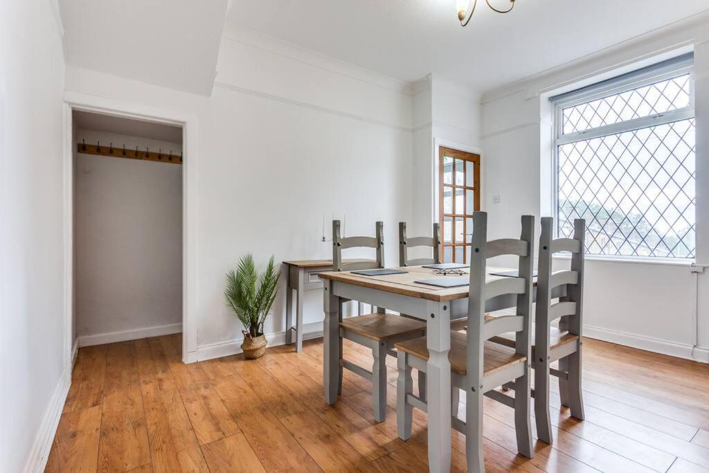 Victorian Terrace, East Ardsley Holiday home